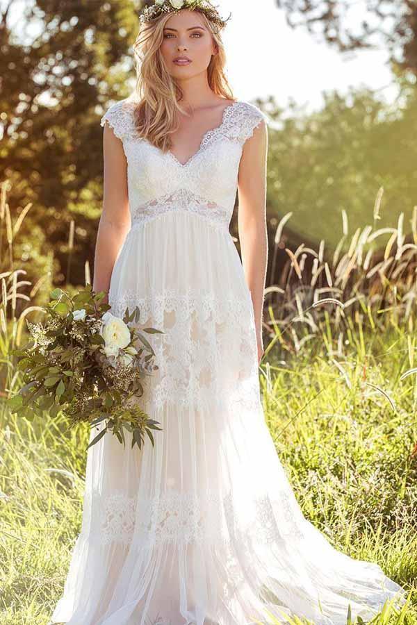 Schlichtes A-Linien-Brautkleid mit V-Ausschnitt und böhmischer Spitze im rustikalen Stil 