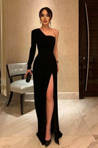 Vestido longo preto simples de cerimónia com um ombro só e racha