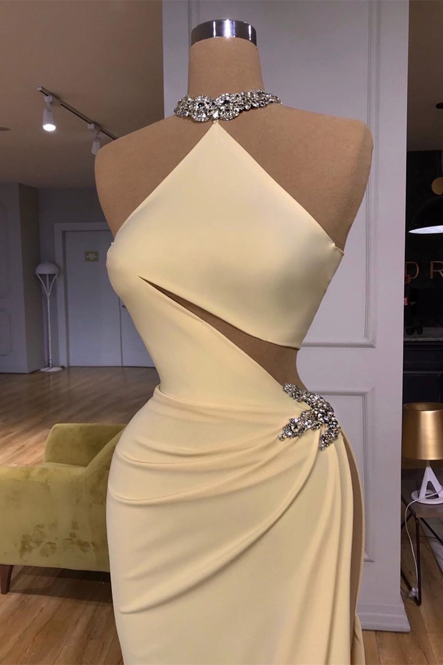 Abito lungo da sera semplice ed elegante senza maniche