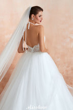 Schlichtes Neckholder-Ballkleid mit offenem Rücken und Spitzen-Brautkleid mit Kapellenschleppe