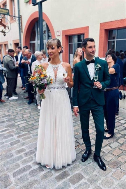 Vestido de novia sencillo de tul blanco con escote halter y sin mangas en forma de A