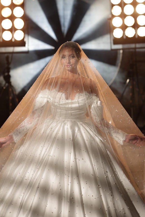 Vestido de novia sencillo de corte A largo, corte princesa, con hombros descubiertos, encaje satinado y mangas largas
