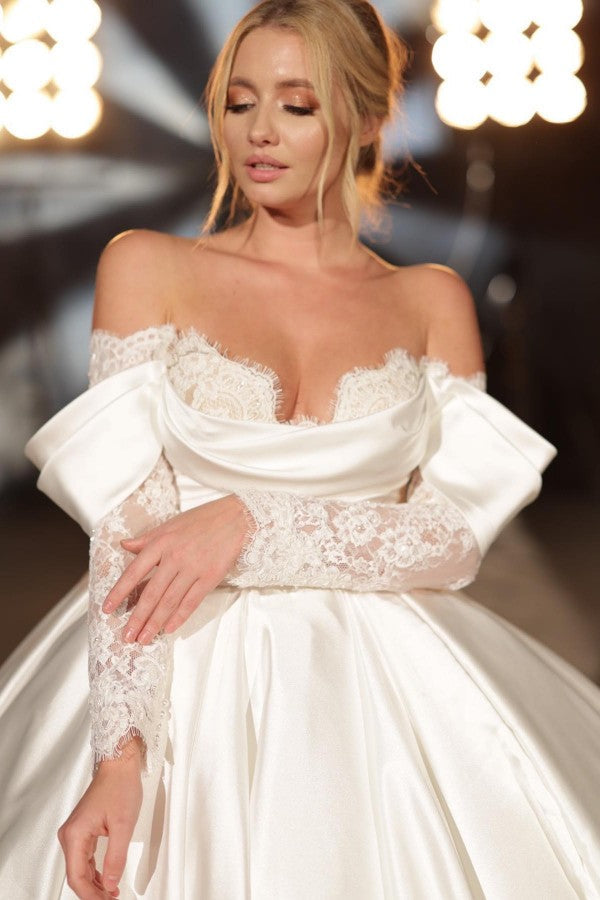 Vestido de novia sencillo de corte A largo, corte princesa, con hombros descubiertos, encaje satinado y mangas largas