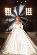 Vestido de novia sencillo de corte A largo, corte princesa, con hombros descubiertos, encaje satinado y mangas largas