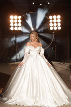 Vestido de novia sencillo de corte A largo, corte princesa, con hombros descubiertos, encaje satinado y mangas largas