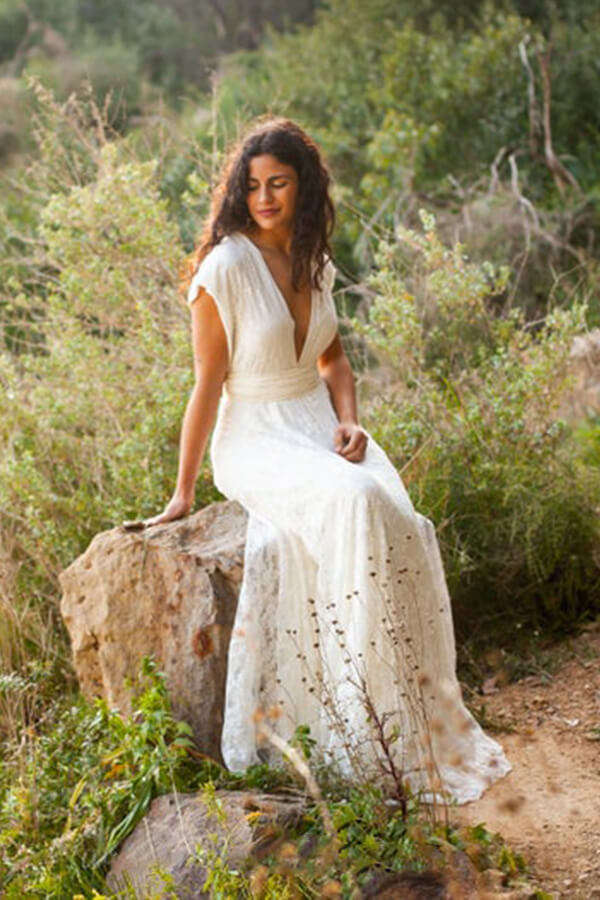Robe de mariée simple longue en ligne A, dos ouvert, sans manches, col en V en dentelle