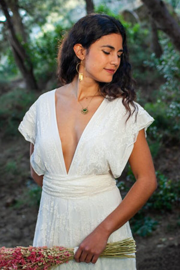 Robe de mariée simple longue en ligne A, dos ouvert, sans manches, col en V en dentelle