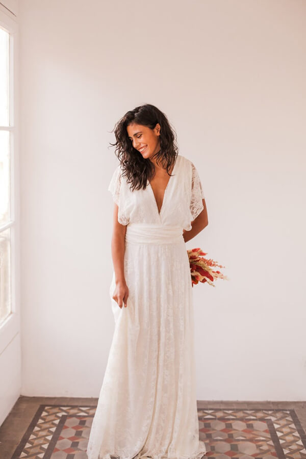 Robe de mariée simple longue en ligne A, dos ouvert, sans manches, col en V en dentelle