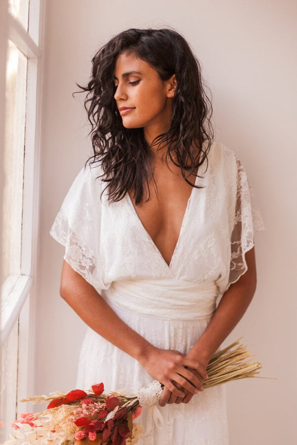 Robe de mariée simple longue en ligne A, dos ouvert, sans manches, col en V en dentelle