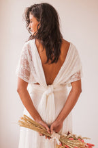 Robe de mariée simple longue en ligne A, dos ouvert, sans manches, col en V en dentelle