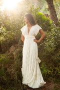 Robe de mariée simple longue en ligne A, dos ouvert, sans manches, col en V en dentelle