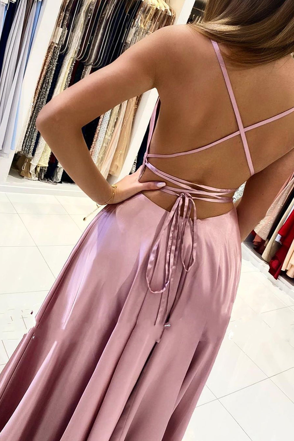 Robe de bal simple longue en ligne A avec fines bretelles spaghetti, dos ouvert et fente