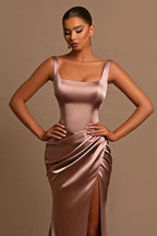 Vestido de cerimónia simples longo em linha A com alças, cetim, sem mangas e com racha