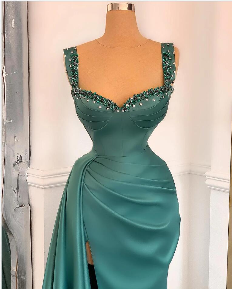 Vestido de fiesta sencillo de satén largo con escote en forma de A y abertura