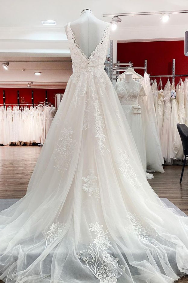 Abito da sposa semplice lungo a linea ad A in tulle con pizzo, scollo a V, applicazioni in pizzo e schiena scoperta