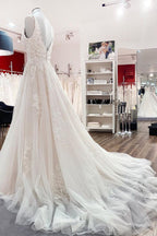Abito da sposa semplice lungo a linea ad A in tulle con pizzo, scollo a V, applicazioni in pizzo e schiena scoperta