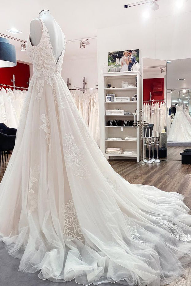 Abito da sposa semplice lungo a linea ad A in tulle con pizzo, scollo a V, applicazioni in pizzo e schiena scoperta