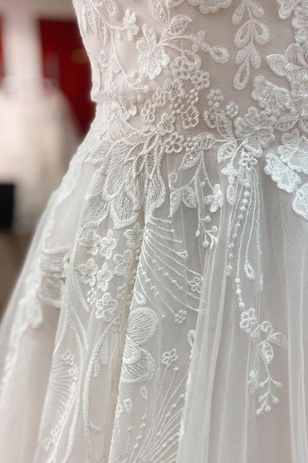 Abito da sposa semplice lungo a linea ad A in tulle con pizzo, scollo a V, applicazioni in pizzo e schiena scoperta