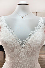 Abito da sposa semplice lungo a linea ad A in tulle con pizzo, scollo a V, applicazioni in pizzo e schiena scoperta