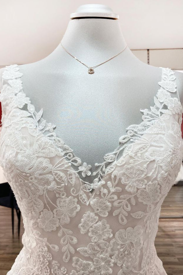 Abito da sposa semplice lungo a linea ad A in tulle con pizzo, scollo a V, applicazioni in pizzo e schiena scoperta