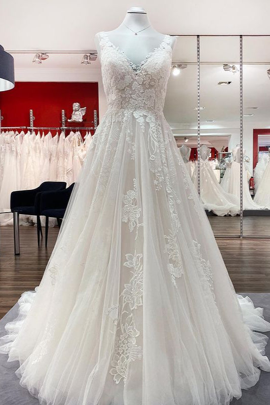 Abito da sposa semplice lungo a linea ad A in tulle con pizzo, scollo a V, applicazioni in pizzo e schiena scoperta