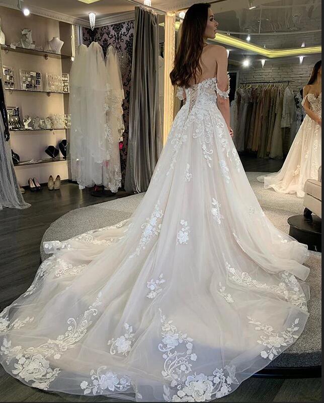 Vestido de Noiva Simples Longo em Tule com Corte em A, Aplicações de Renda e Ombros Descobertos