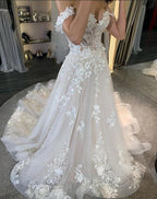 Vestido de Noiva Simples Longo em Tule com Corte em A, Aplicações de Renda e Ombros Descobertos