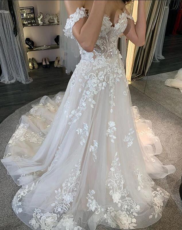 Vestido de Noiva Simples Longo em Tule com Corte em A, Aplicações de Renda e Ombros Descobertos