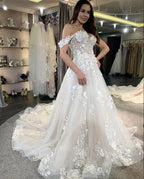 Vestido de Noiva Simples Longo em Tule com Corte em A, Aplicações de Renda e Ombros Descobertos