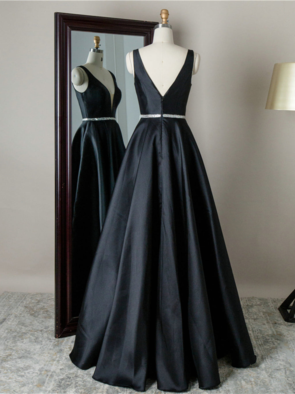Robe de bal simple longue en satin, ligne A, col en V, dos nu, noire, robe de soirée formelle pour remise de diplômes