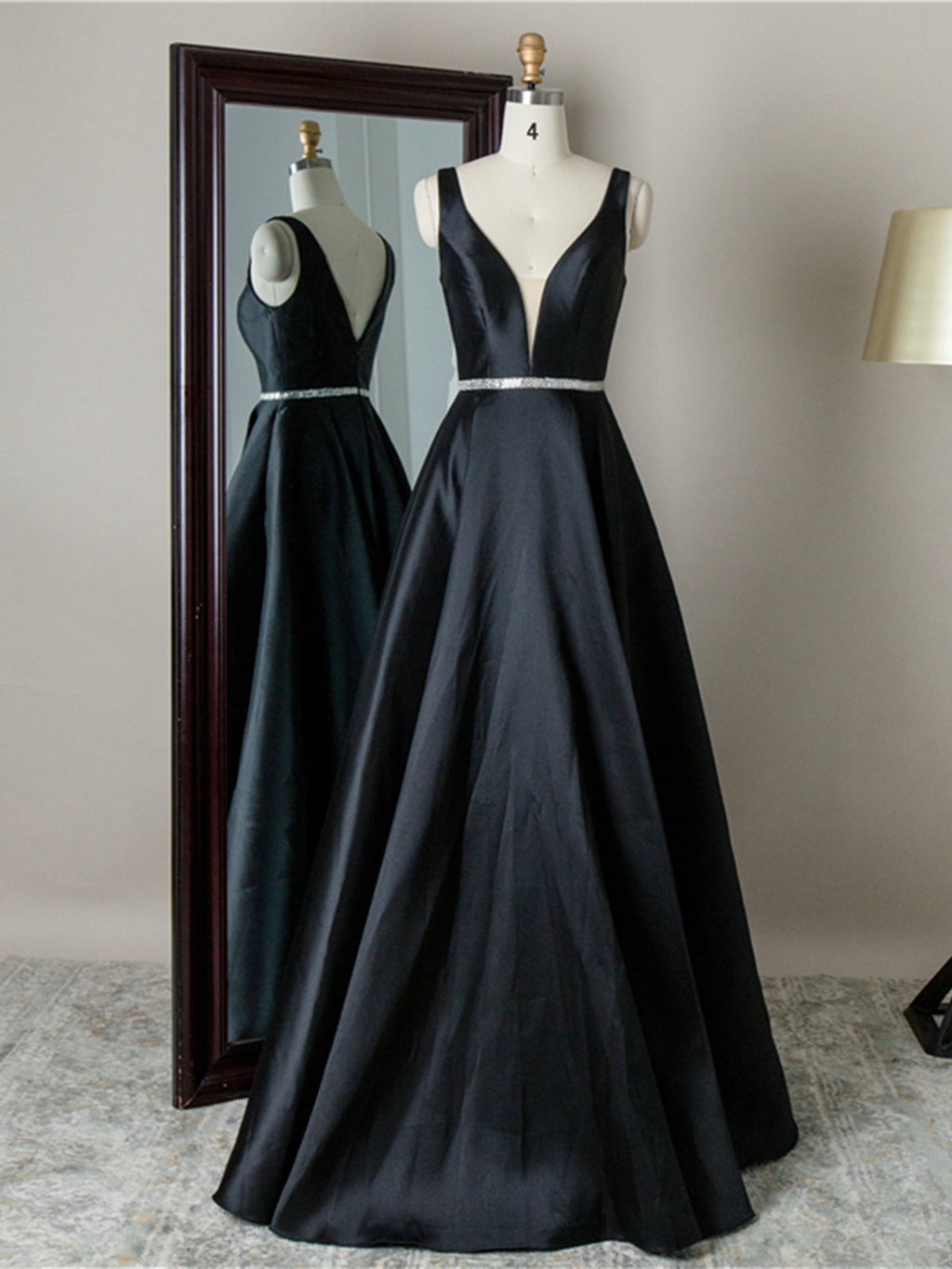 Robe de bal simple longue en satin, ligne A, col en V, dos nu, noire, robe de soirée formelle pour remise de diplômes