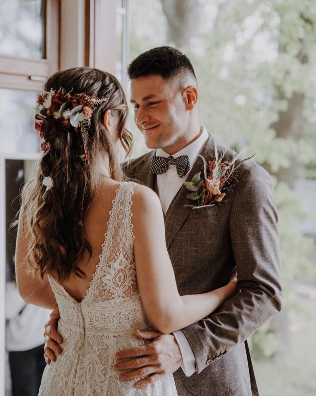 Vestidos de novia sencillos, largos, con escote en V, encaje y espalda descubierta