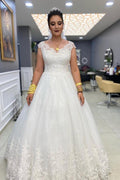 Vestido de novia sencillo de tul con encaje y escote en V y corte A