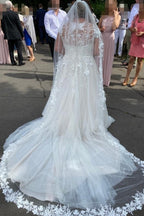 Vestidos de novia sencillos de corte A largo, escote en V y mangas largas con encaje