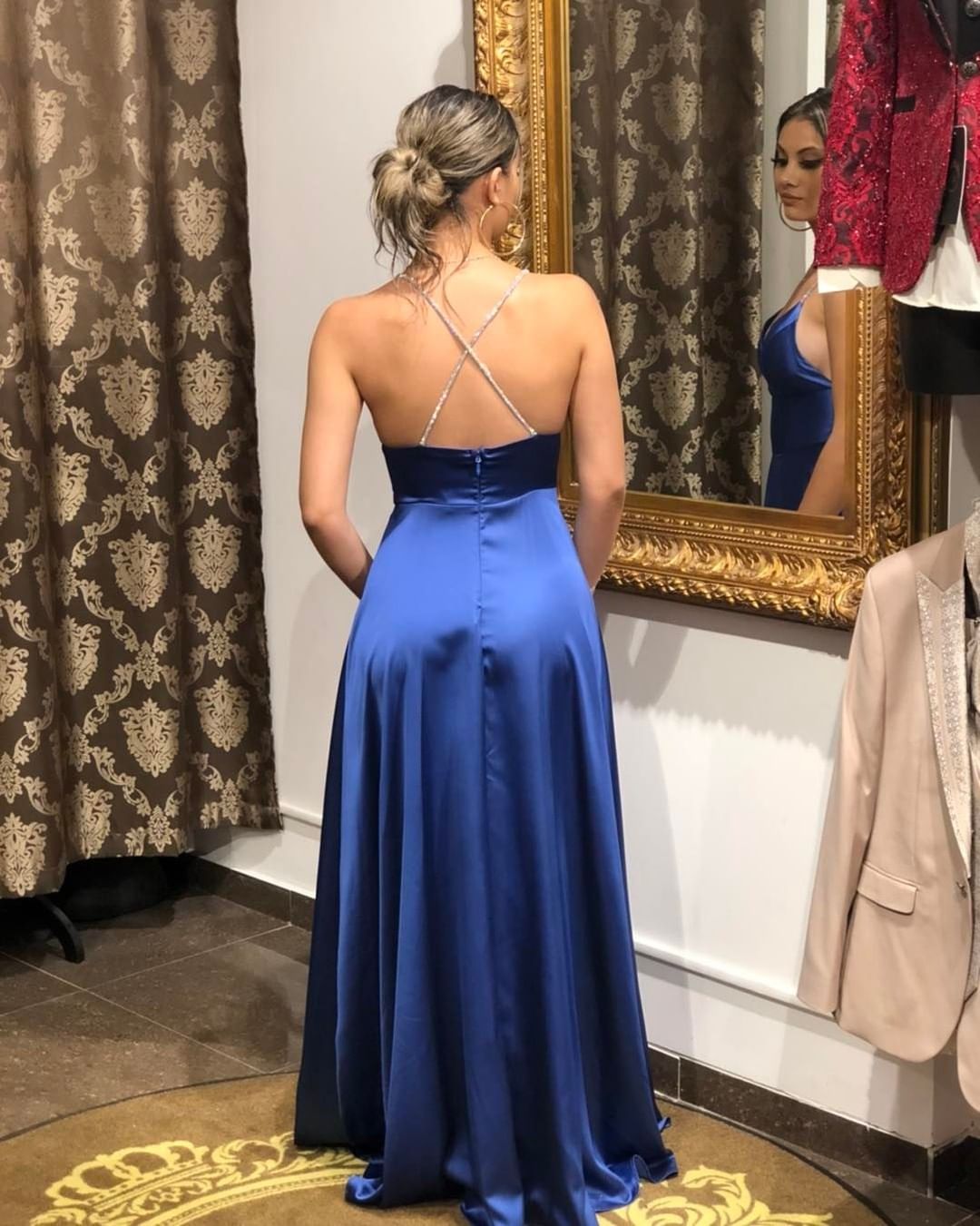 Robe de bal simple longue en satin, ligne A, décolleté en V, dos nu avec fente