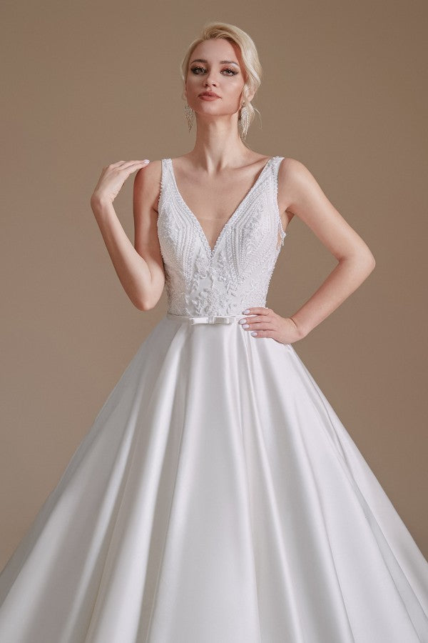 Vestido de Noiva Simples Longo em Cetim com Decote em V e Aplicações de Renda em Corte A