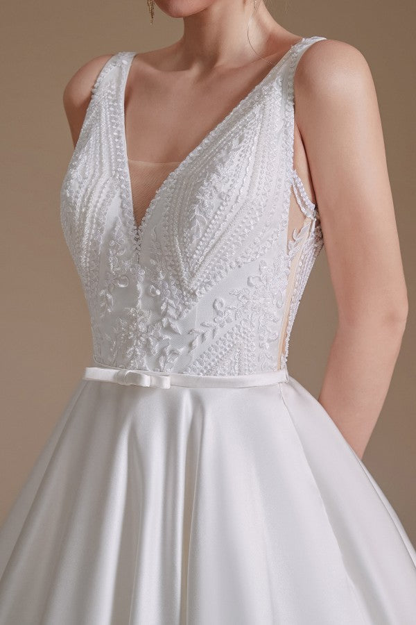 Vestido de Noiva Simples Longo em Cetim com Decote em V e Aplicações de Renda em Corte A