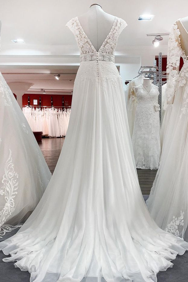Vestido de Noiva Simples Comprido em Linha A com Decote em V, Tule e Aplicações de Renda