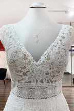 Vestido de Noiva Simples Comprido em Linha A com Decote em V, Tule e Aplicações de Renda