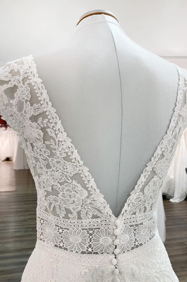 Vestido de Noiva Simples Comprido em Linha A com Decote em V, Tule e Aplicações de Renda