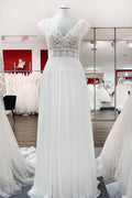Vestido de Noiva Simples Comprido em Linha A com Decote em V, Tule e Aplicações de Renda
