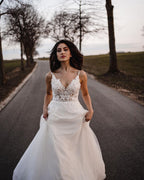 Vestido de novia sencillo largo de corte A con escote en V y tul sin espalda
