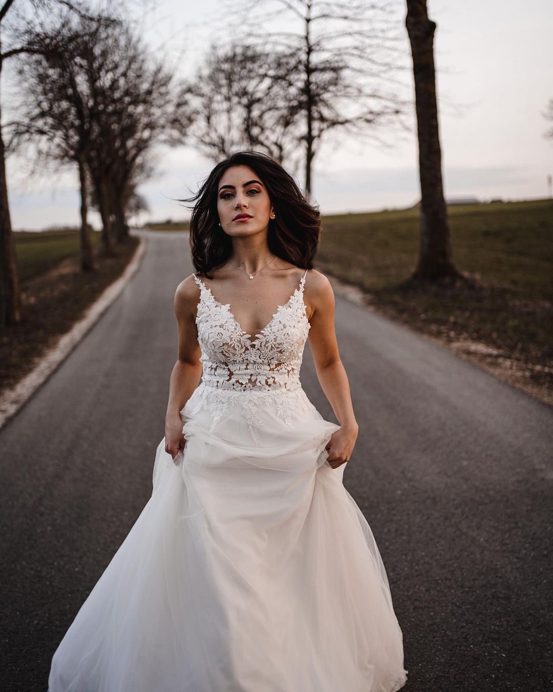 Vestido de novia sencillo largo de corte A con escote en V y tul sin espalda