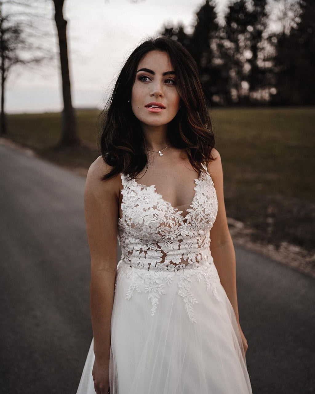 Vestido de novia sencillo largo de corte A con escote en V y tul sin espalda