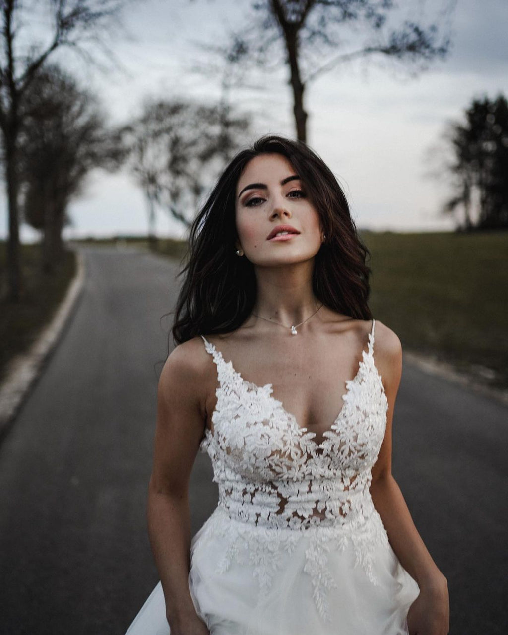 Vestido de novia sencillo largo de corte A con escote en V y tul sin espalda