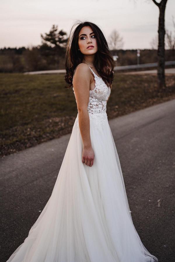 Vestido de novia sencillo largo de corte A con escote en V y tul sin espalda