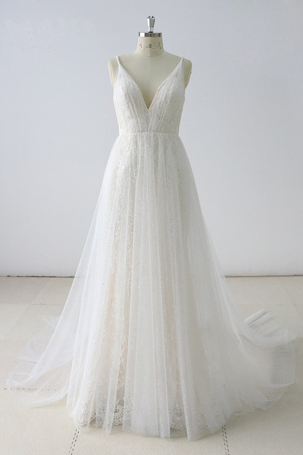 Schlichtes langes A-Linien-Brautkleid aus Tüll mit V-Ausschnitt