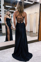 Robe de bal longue simple noire sirène à fines bretelles spaghetti, sans manches, ornée de paillettes, avec fente