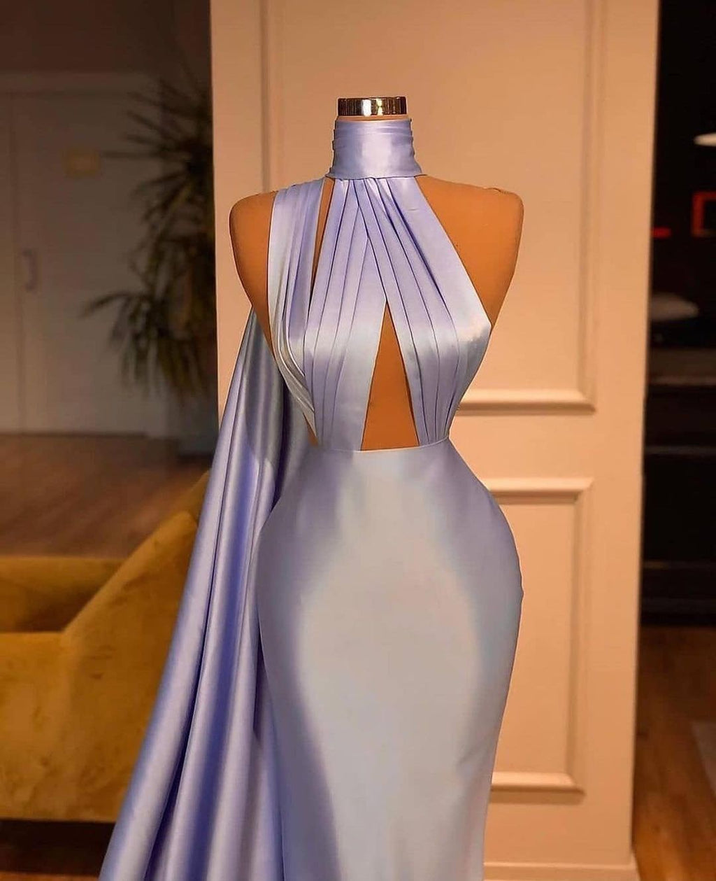 Robe de bal longue simple à col licou en satin style sirène avec volants