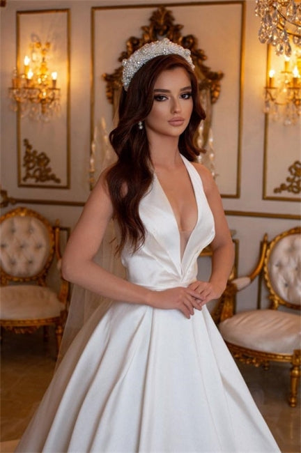 Vestidos de novia sencillos de satén largo color marfil, corte A, escote en V, sin mangas